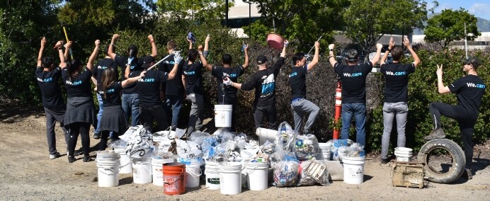 両手を広げてイベントを称えるボランティアグループたち 両手を広げてイベントを称えるボランティアグループたち