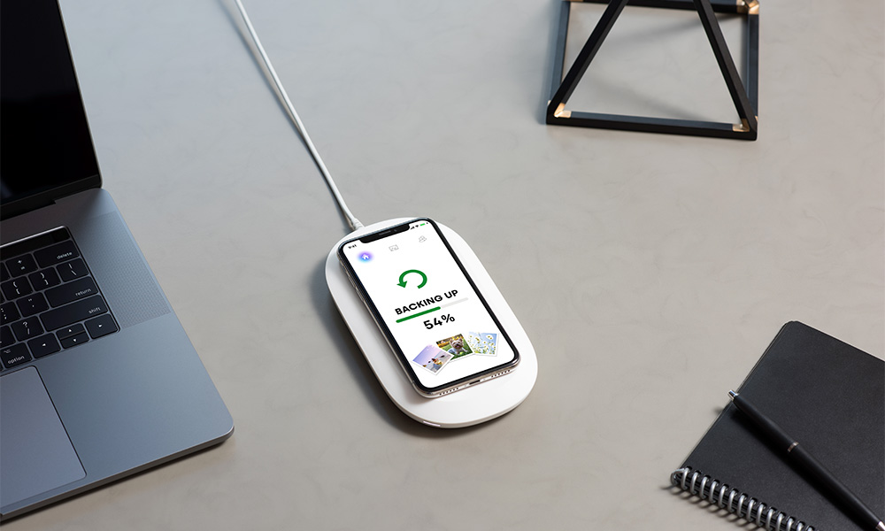 ウエスタンデジタル、世界初のバックアップ機能付き スマートフォン